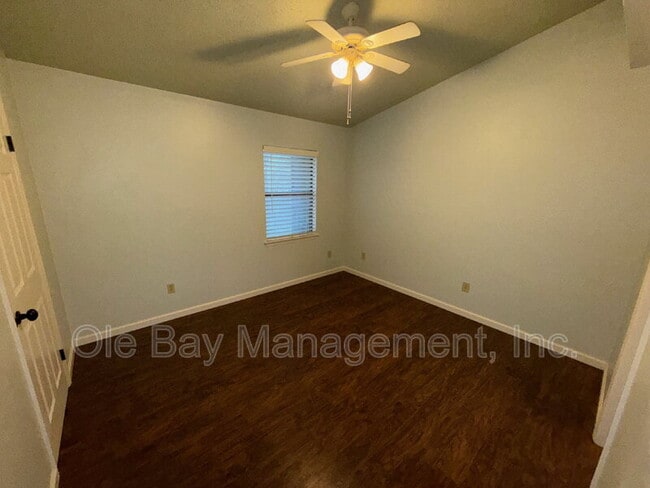 Building Photo - 6 Summer Oaks Dr