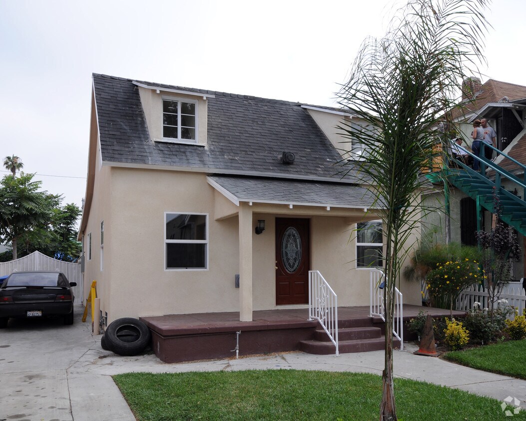 Building Photo - 871-873 E 49th St