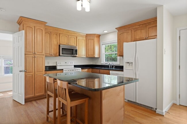 Building Photo - Sunny 4 Bedroom One Story Home In Chapel Hill!