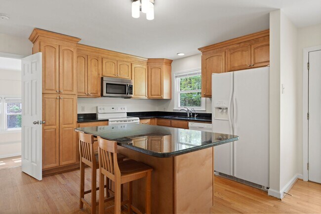 Foto del edificio - Sunny 4 Bedroom One Story Home In Chapel Hill!
