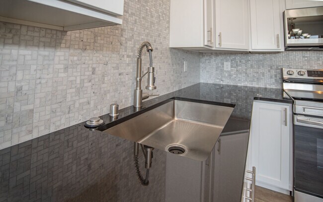 Building Photo - 320 N Moen Ln