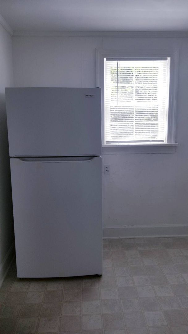 Building Photo - Spacious 1BR/1BA Garage Apartment Availabl...