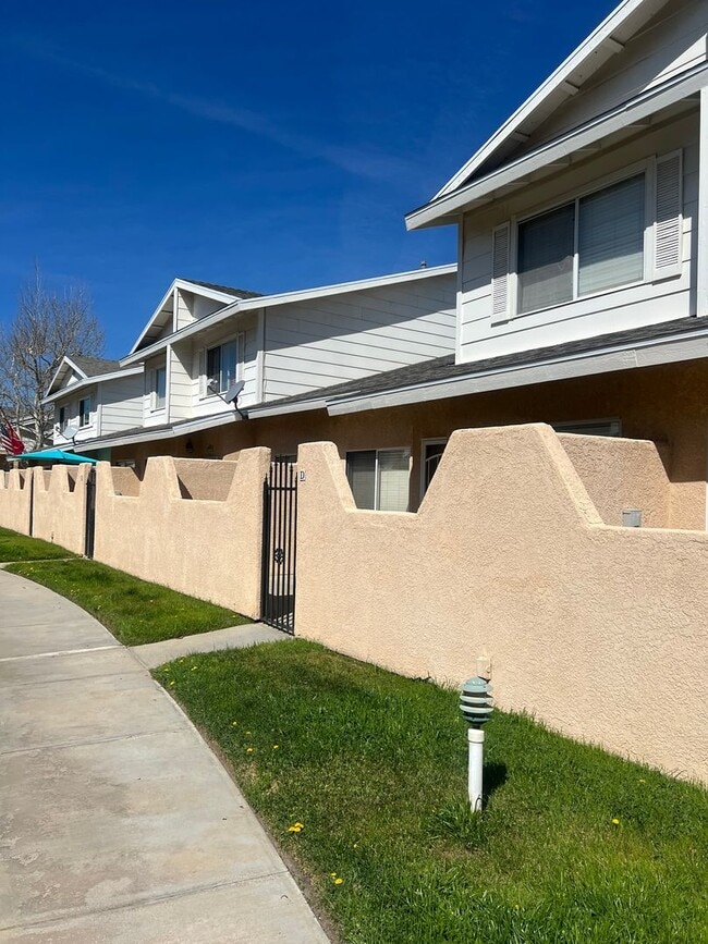 Building Photo - 3 Bedroom 2 Bathroom Townhome for Rent in Palmdale