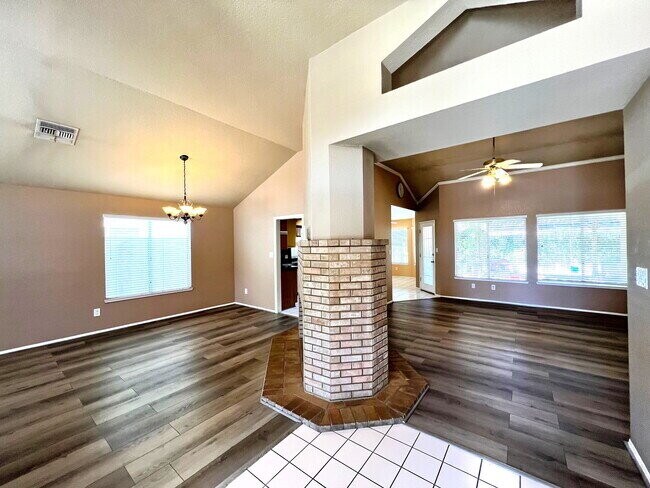 Foto del edificio - Spacious 4 Bed / 2 Bath Home with Loft, Fireplace & Beautiful Outdoor Entertaining Area!