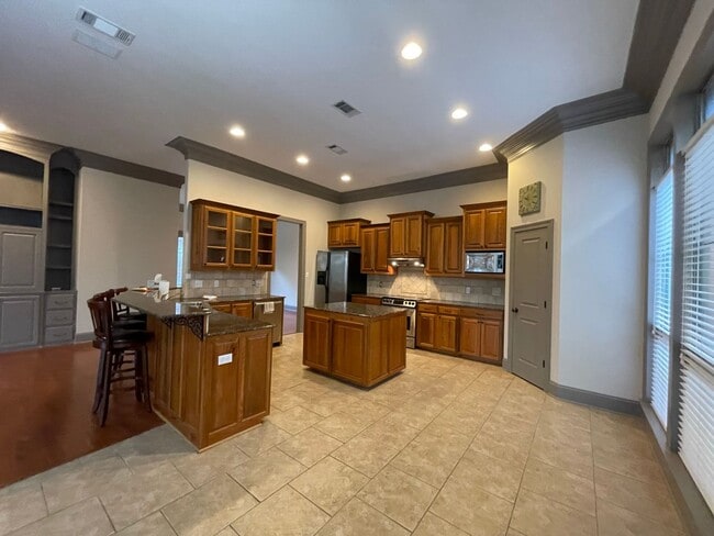 Building Photo - Inviting 3 Bed, 2 Bath Home in Lakeshore G...