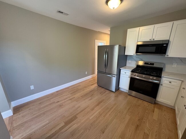 Foto del edificio - Amazing 4 bed 2 bath in Somerville.....