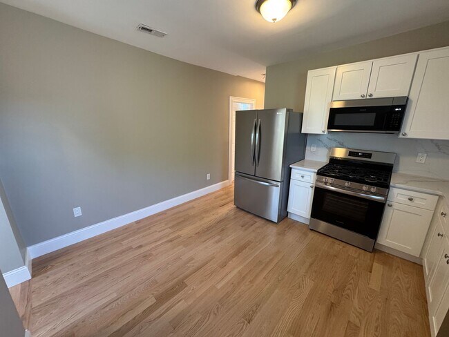 Photo - Amazing 4 bed 2 bath in Somerville..... House