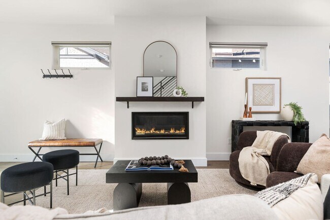 Foto del edificio - Beautiful Modern 3 Bedroom 4 Bathroom Home in Sloan's Lake