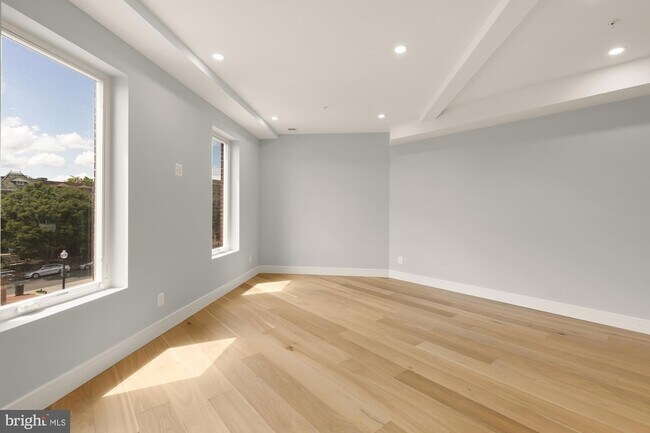 Building Photo - 3215 Mt Pleasant St NW