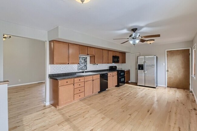 Building Photo - 24064 Lakeview Dr, Minooka, IL, 60447