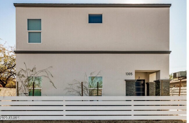 Foto del edificio - 1305 E Madison St