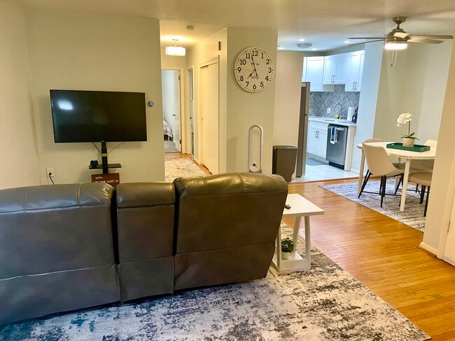 Building Photo - 35 S Oak Ave