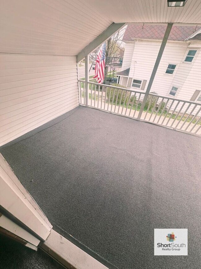 Foto del edificio - Updated 1 Bed 1 Bath Upper unit