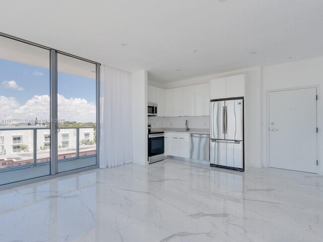 Foto del edificio - 8425 Crespi Blvd