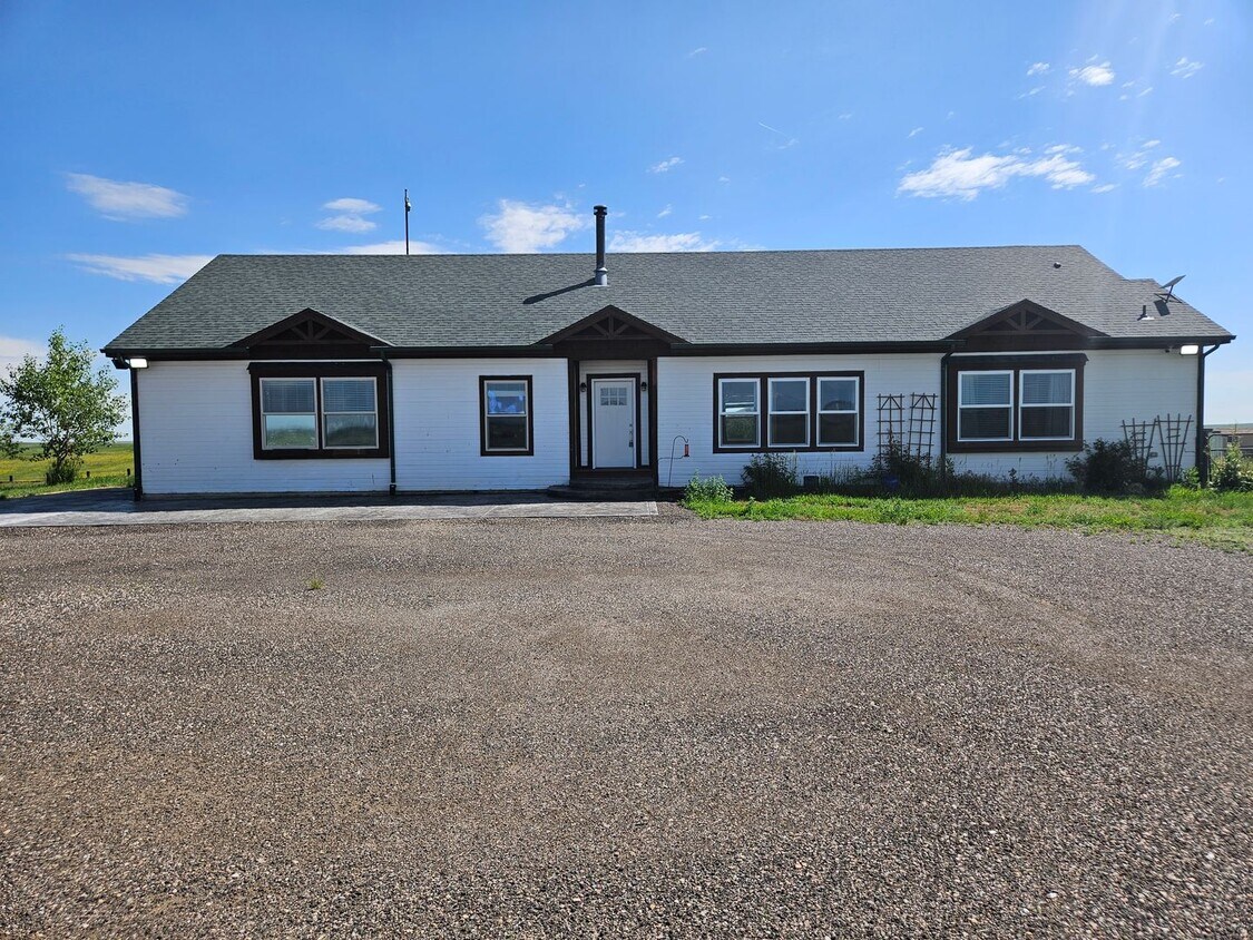 Foto principal - 5 Bed 3 Bath Ranch Home with 5 Acres.
