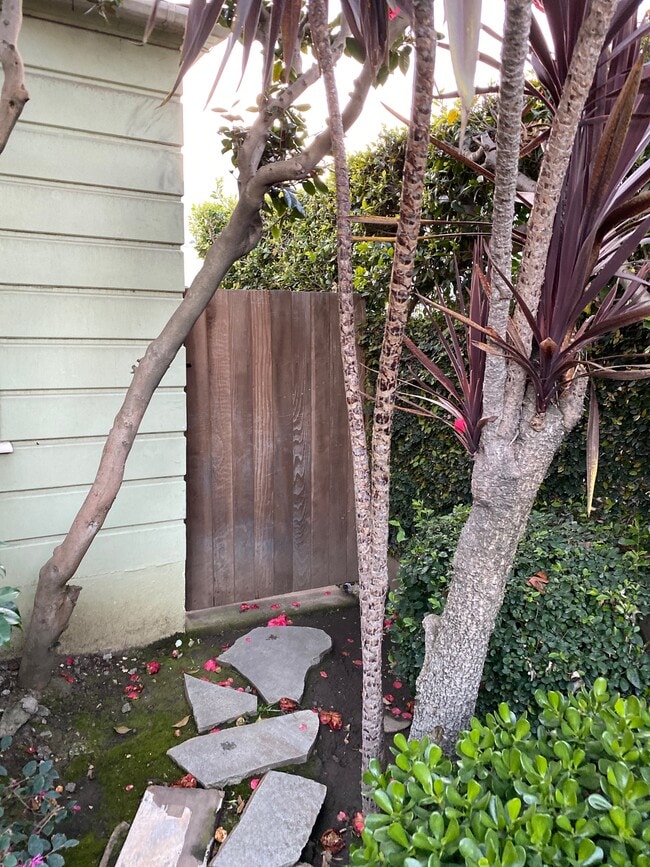 Building Photo - 2571 S Bundy Dr