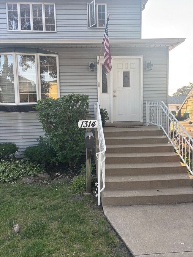 Building Photo - 1314 N 21st Ave