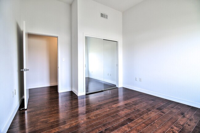 Building Photo - Unique 1 Bedroom Flat for Rent at Plant 51...