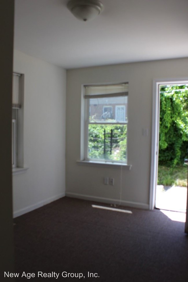 Building Photo - 1240 S 45th St