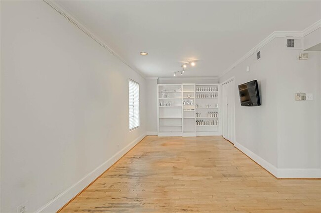 Building Photo - 621 W 19th St