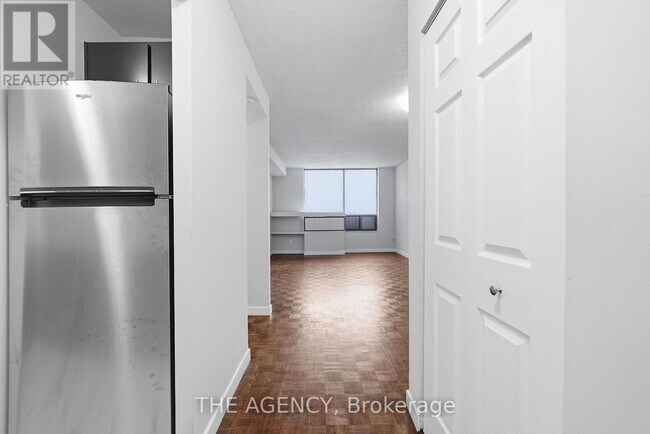 Photo du bâtiment - 2350 Dundas St W