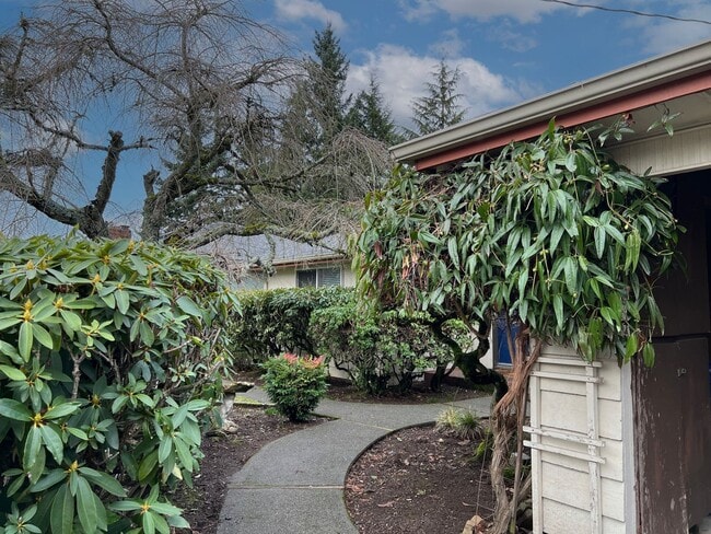 Building Photo - Charming 3 Bedroom, 1 full & 2 half Bathro...