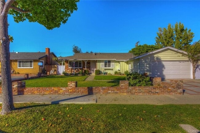 Photo - 1054 N Grand St House