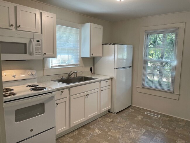 Building Photo - 2 BED, 1 BATH HOME LOCATED IN ASHEBORO OFF...