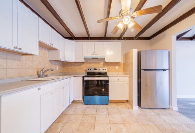 Building Photo - Spacious 2-Bedroom Apartment with Bonus Ro...