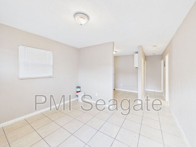 Foto del edificio - 2711 NW 1st St