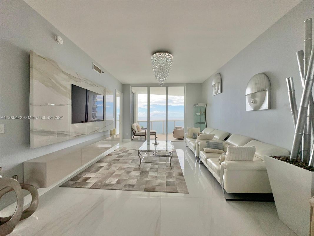 Foto del edificio - 15901 Collins Ave