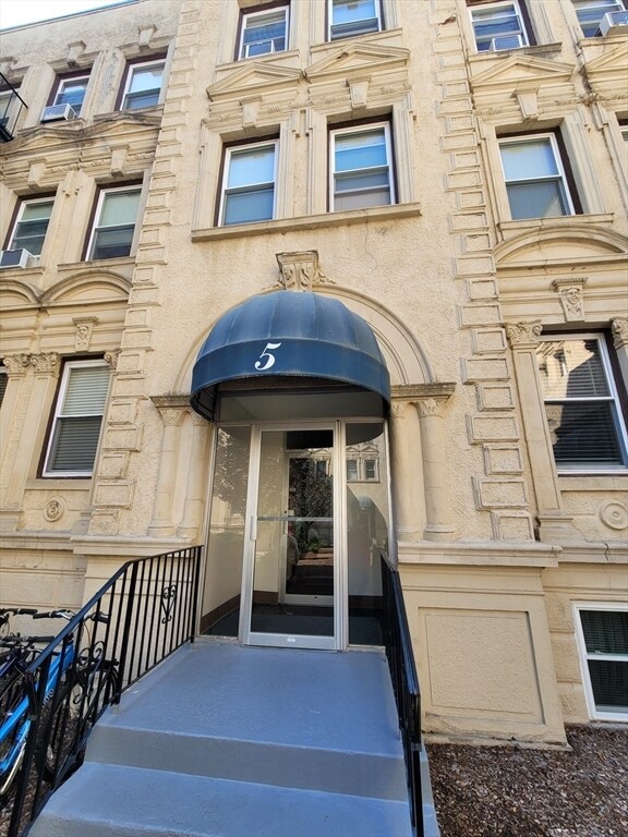 Building Photo - 1865 Beacon St