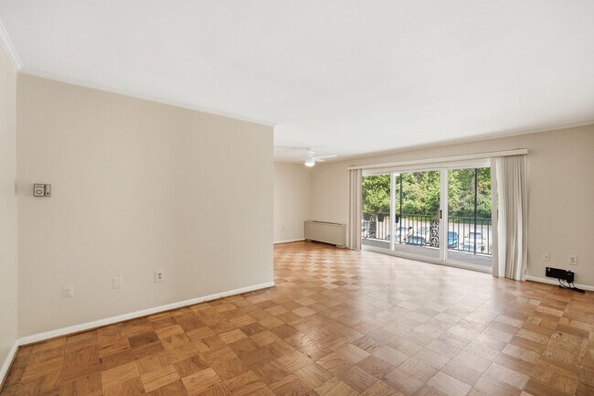 Building Photo - 3535 Chevy Chase Lake Dr