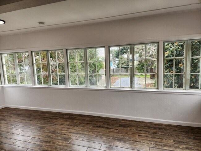 Foto del edificio - Charming Remodeled 3 Bedroom Victorian In Anderson
