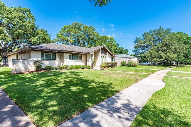 Building Photo - 15318 Torry Pines Rd