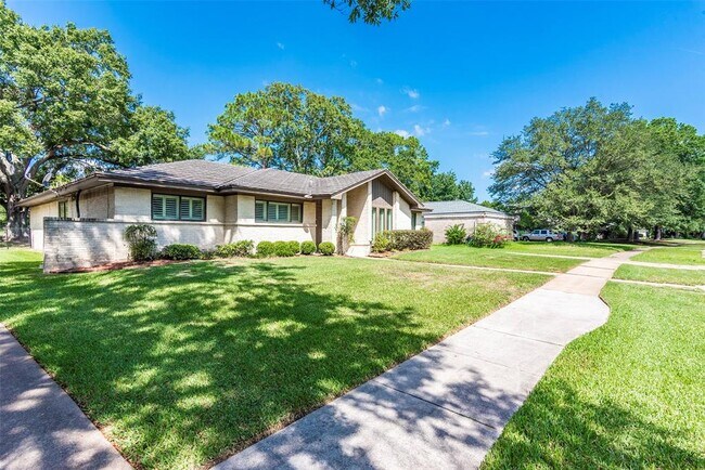Foto del edificio - 15318 Torry Pines Rd