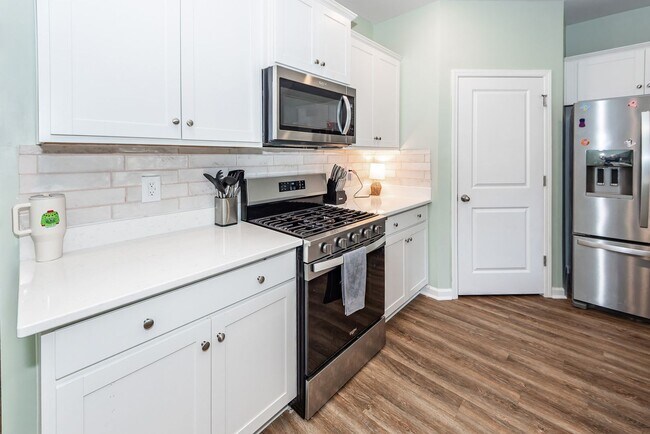 Building Photo - 323 Willow Run Dr