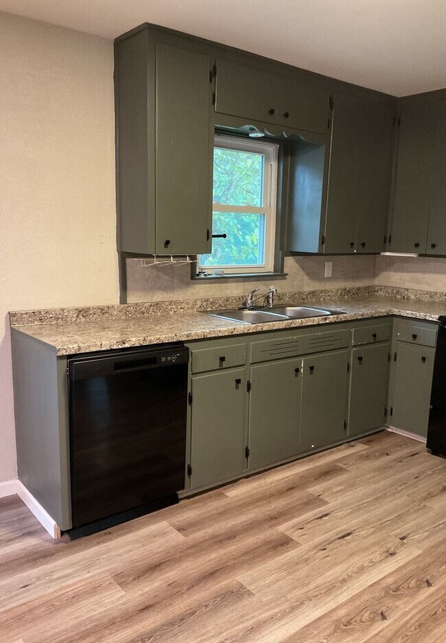 Foto del edificio - NEW IN MANAGEMENT - AVAILABLE NOW!