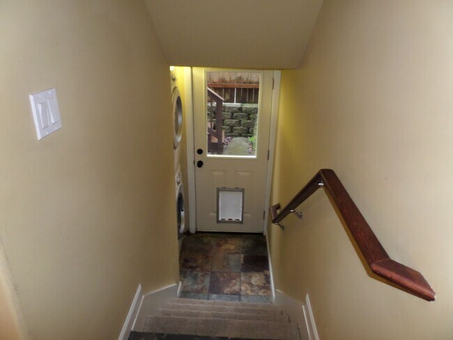 Building Photo - Incredible LARGE 2-Bedroom Townhouse in Fa...