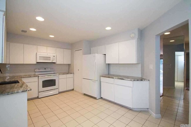 Building Photo - 52 Carriage House Dr