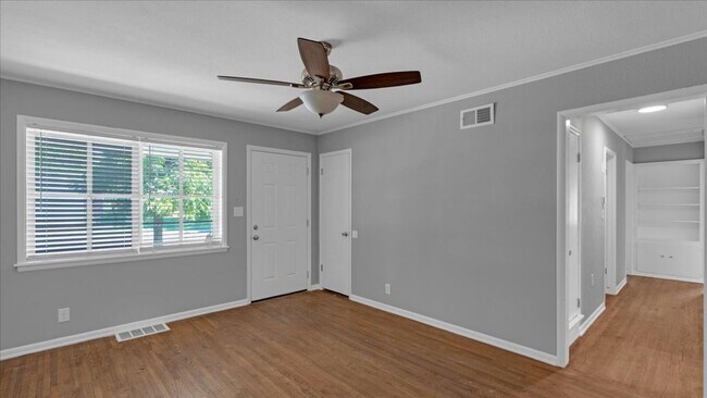Building Photo - 3 bedroom / 2 bath just updated!