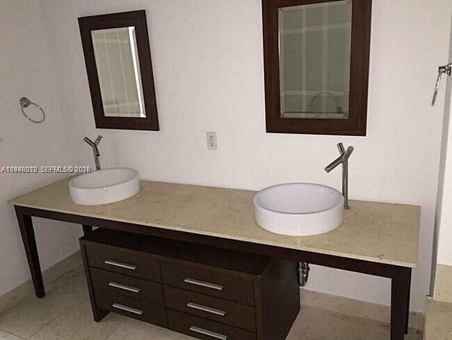 Building Photo - 475 Brickell Ave