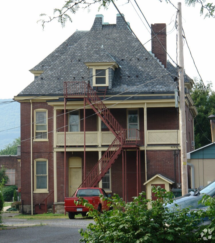 Building Photo - 610 W 4th St