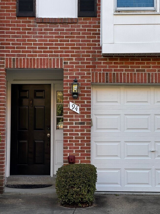 Building Photo - Beautiful 3 Level Townhouse In An Excellen...