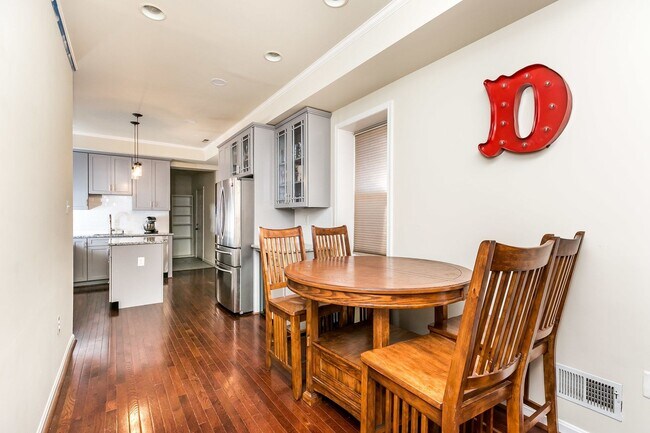 Foto del edificio - Stylish End-of-Group 2 bd 2.5bth Home in P...