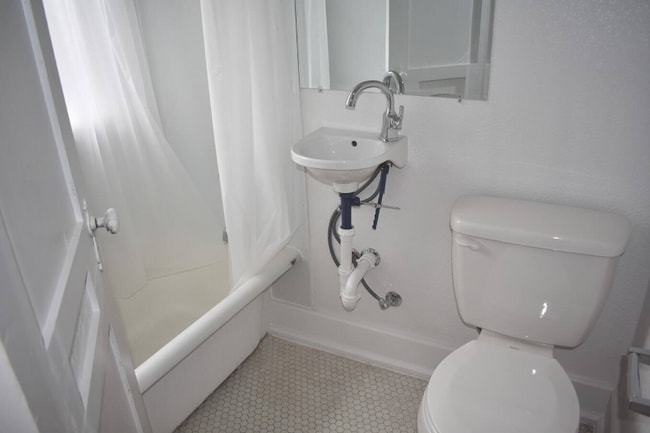 Building Photo - 1611 S Main St