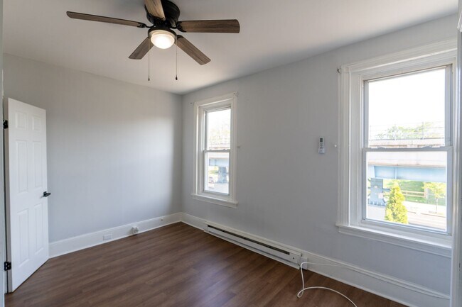 Building Photo - Newly done 4 bedroom