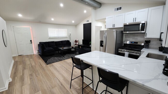 Foto del edificio - Fully updated 6 bed house!!! 1911 David!