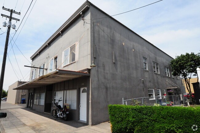 Building Photo - 211 Pine St