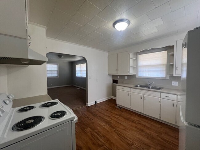 Building Photo - 5013 Hodge St ~ Bonnie Doone